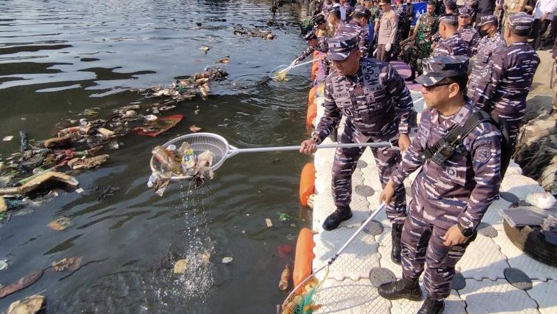 Dipimpin KSAL, 13.500 Personel TNI AL Serentak Terjun Bersihkan Sungai