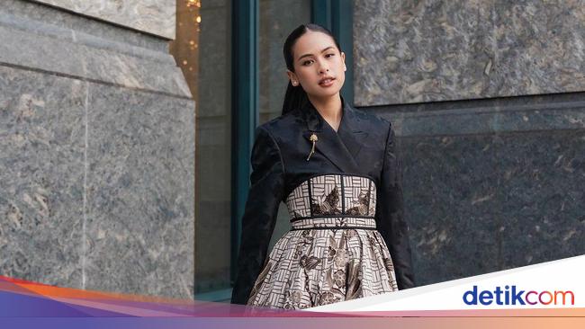 6 Pesona Maudy Ayunda Pakai Hanbok Batik Cirebon Di Asean Business Award