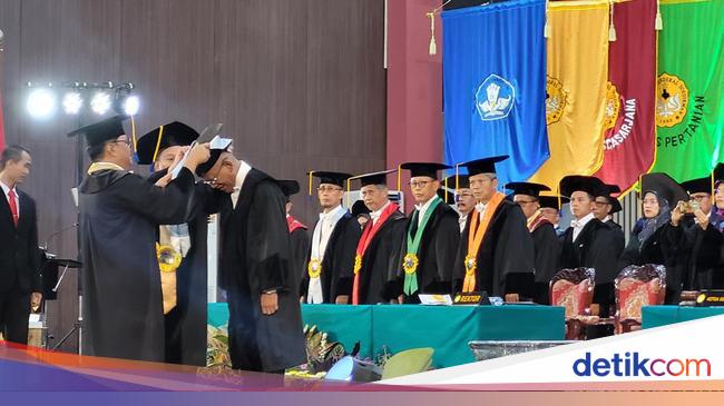 Unsoed Beri Gelar Profesor Kehormatan ke Pius Lustrilanang
