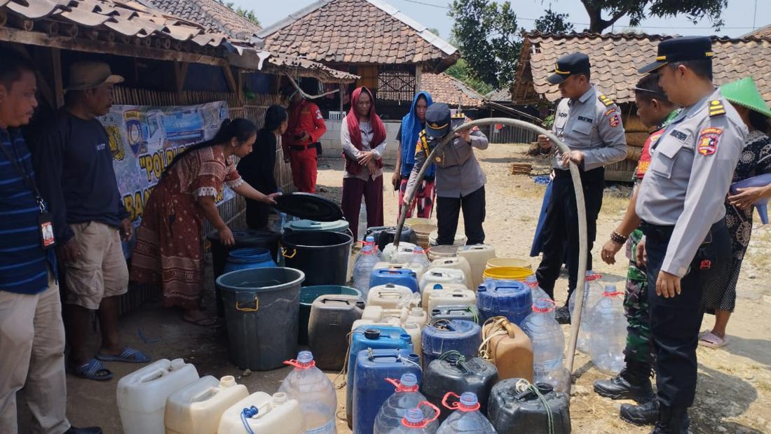 Polisi Bagikan Air Bersih Ke Warga Bekasi Terdampak Kekeringan