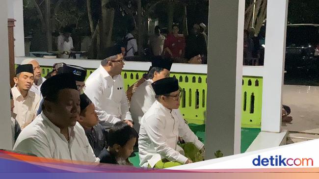 Cak Imin pays tribute to PKB’s Abdul Aziz Manshur at his grave in Jombang