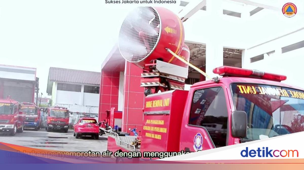 Atasi Polusi Udara, Damkar DKI Uji Coba Semprot Air dengan Smoke Removal