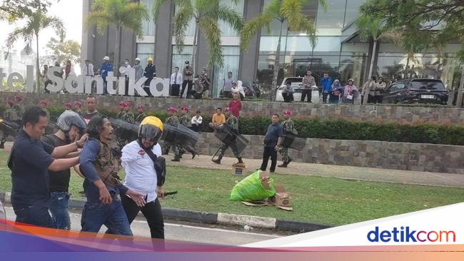 Demo di BP Batam Berujung Bentrok, 43 Warga Diamankan dan 17 Polisi Luka