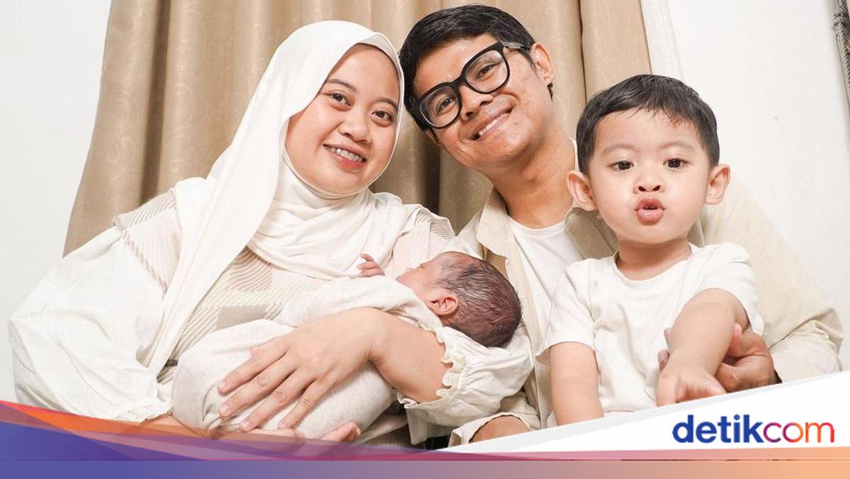 Xola sik soraydi Yigit oyinchoqlar bilan mushukni qattiq silkitadi