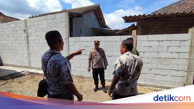 Dispute between Neighbors Blocks Road Access to House in Ponorogo, East Java