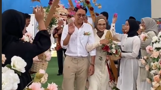 Pernikahan Viral Pengantinnya Pakai Baju Terlalu Santai, Dinyinyirin Tamu