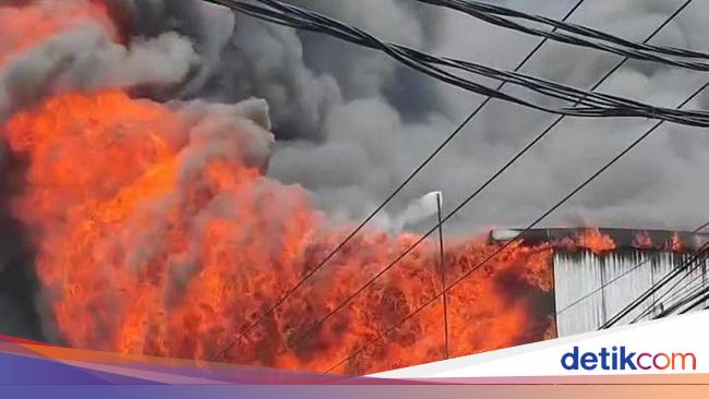 Fire at Sandal Factory in Kapuk Muara, Jakarta: Firefighters Face Challenges in Extinguishing the Blaze