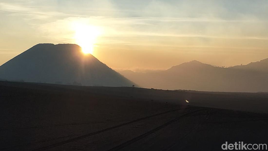 Pemandangan Terbaru Bromo Pascaterbakar Flare Prewedding