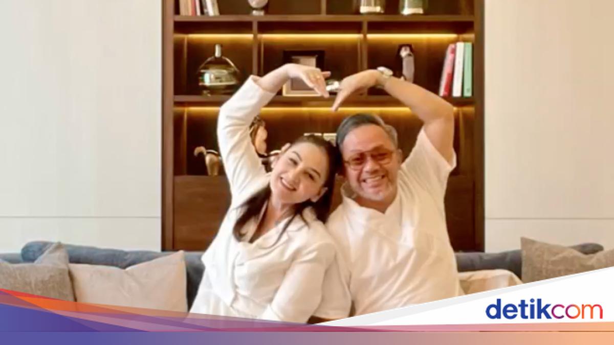 7 Foto Anniversary Pernikahan Mona Ratuliu, Pose Bareng 'Mantan' Ganteng