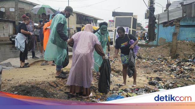 Aksi Relawan Nigeria Saat Hari Bersih Bersih Sedunia