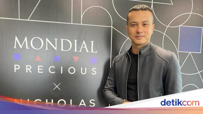 Nicholas Saputra Amazes Instagram with Live Broadcast