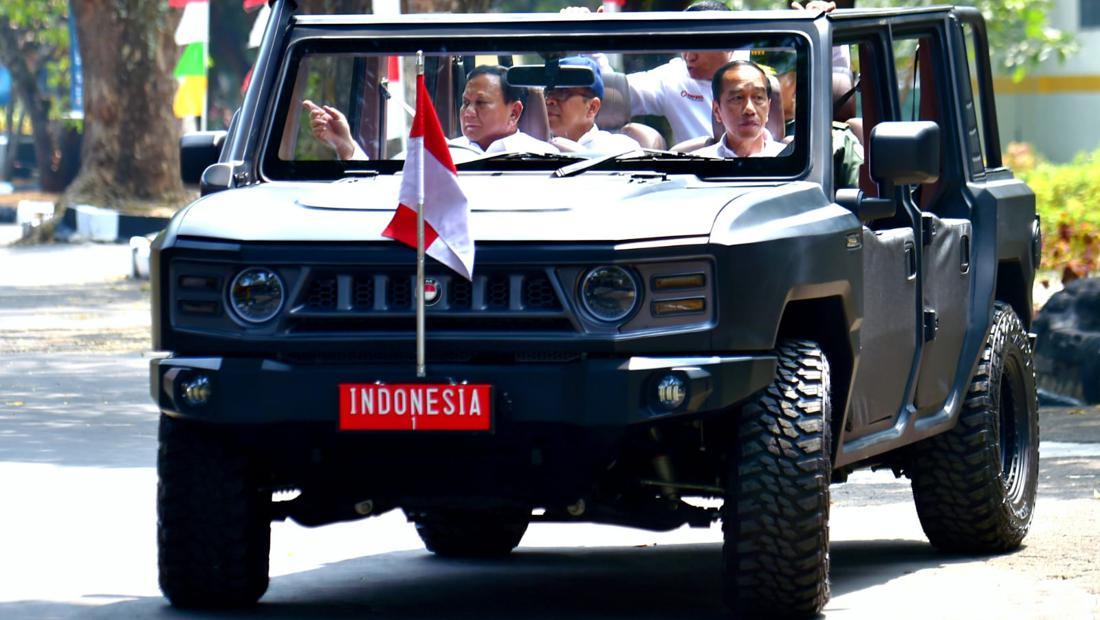 Prabowo Sopiri Jokowi Naik Maung Saat Tinjau PT Pindad Bandung