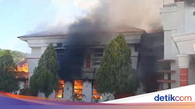 Penampakan Kantor Bupati Pohuwato Dibakar Massa Demo Lahan Tambang Emas