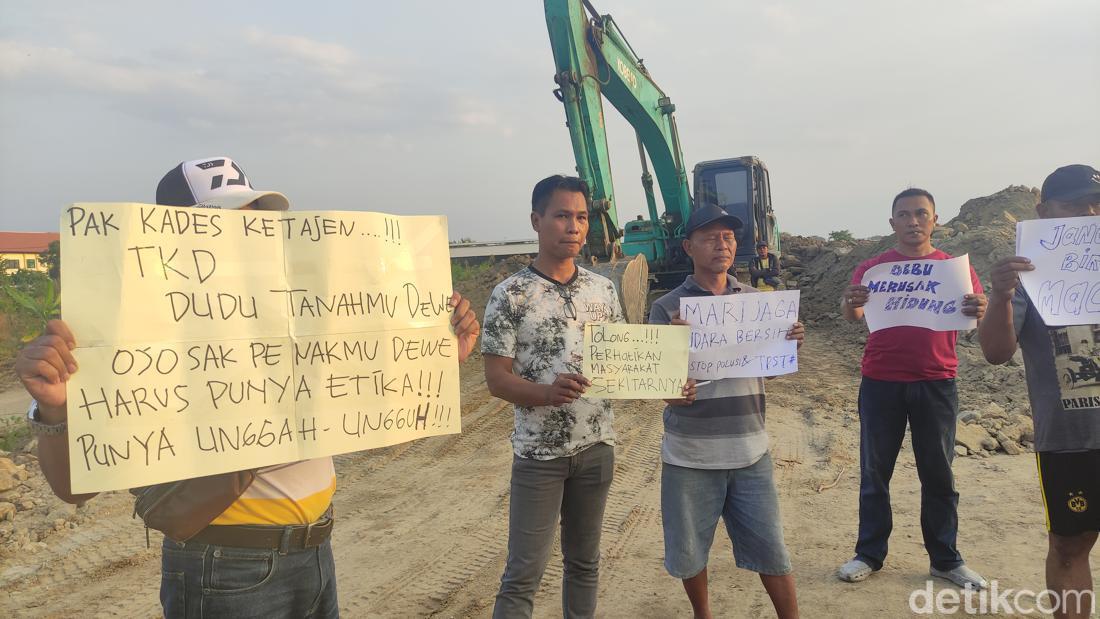 Warga Di Sidoarjo Demo Kades Yang Secara Sepihak Sewakan Tanah Kas Desa