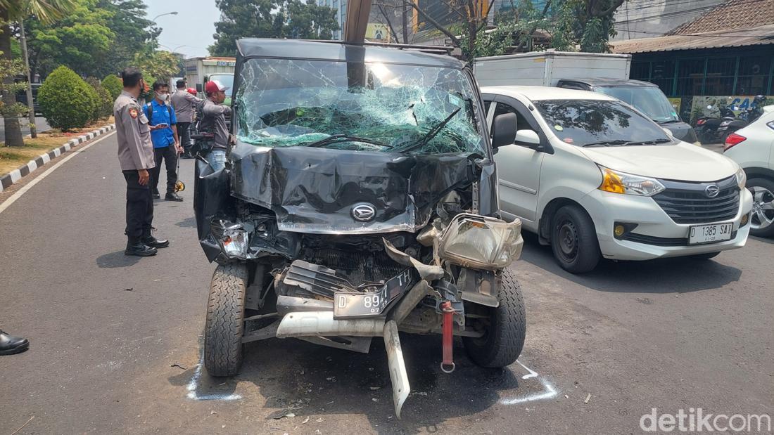 Detik-detik Kecelakaan Maut Mobil Pikap Di BKR Bandung