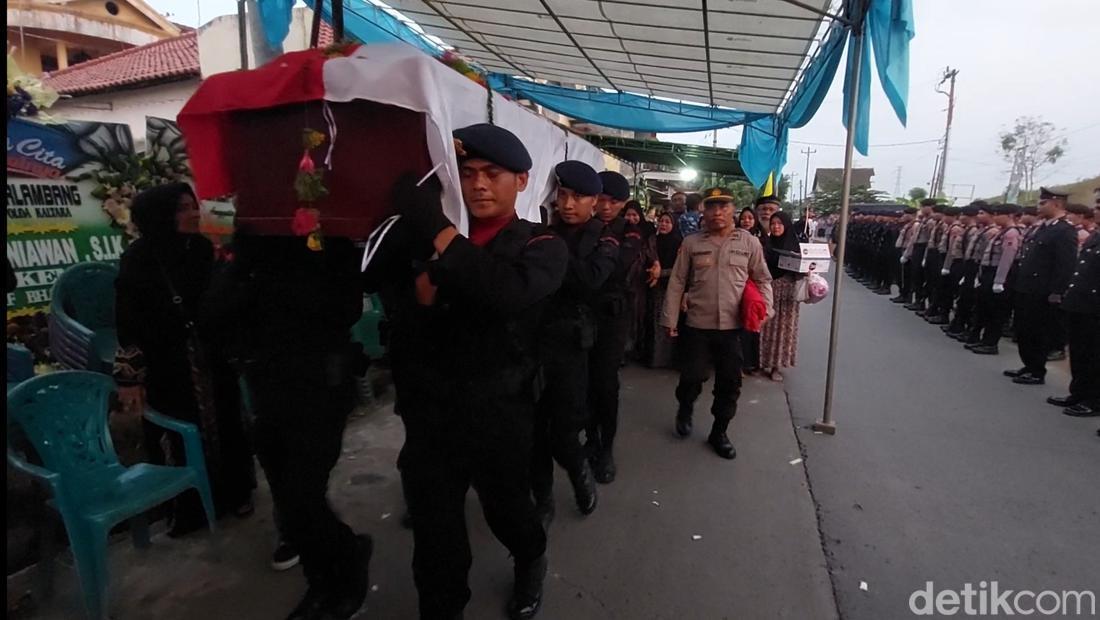 Suasana Haru Iringi Pemakaman Ajudan Kapolda Kaltara, Istri Histeris