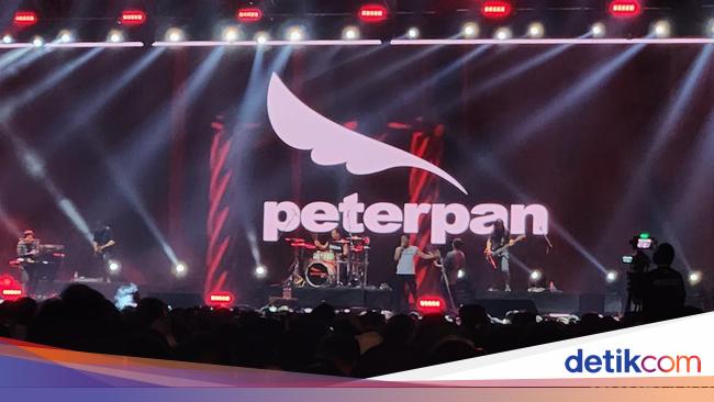 Peterpan Performs at Pestapora 2023 with a Nostalgic Theme