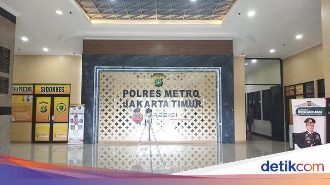 Massa Serang Polres Jaktim, Lempar Batu dan Molotov
