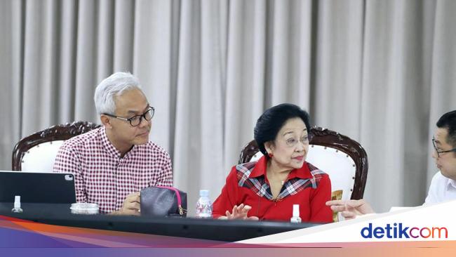 PDIP Presidential Candidate Ganjar Pranowo Attends National Winning Team Meeting in Red and White Checked Shirt