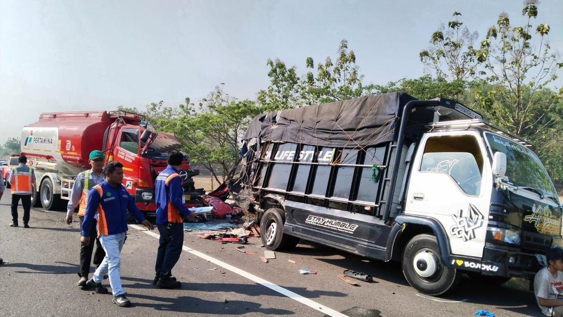 Truk Tangki BBM Tabrakan Di Tol Cipali, Satu Orang Tewas