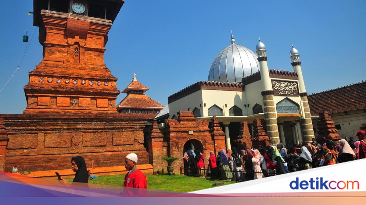 Libur Maulid Nabi, Masjid Menara Kudus Ramai Wisatawan