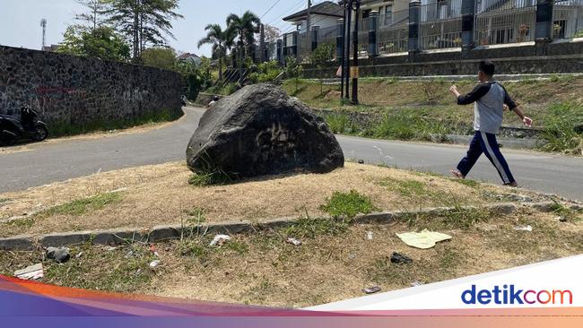 Batu Hitam Di Sukabumi Dengan Mitos Ular Besar Tanpa Kepala 2145