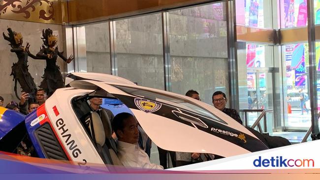 President Jokowi Tries Out Ehang 216 Flying Taxi at 2023 SPACE Hub Opening