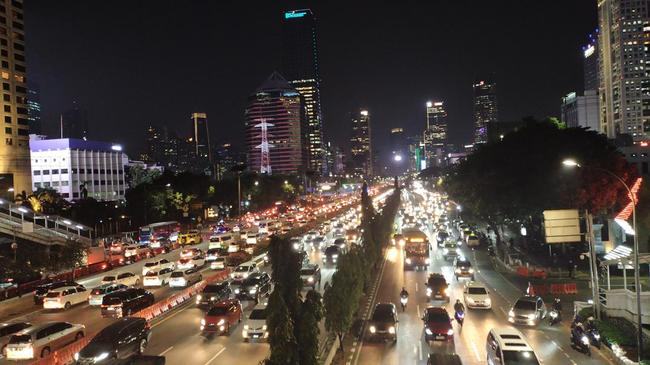 Tol Dalkot Tebet Arah Semanggi Macet Imbas Volume Kendaraan-Bus Gangguan