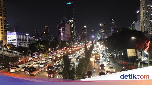 Tol Dalkot Tebet arah Semanggi Macet Imbas Volume Kendaraan-Bus Gangguan