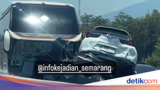 Ngeri Kendaraan Kecelakaan Beruntun Di Tol Semarang Sampai Tumpang Tindih