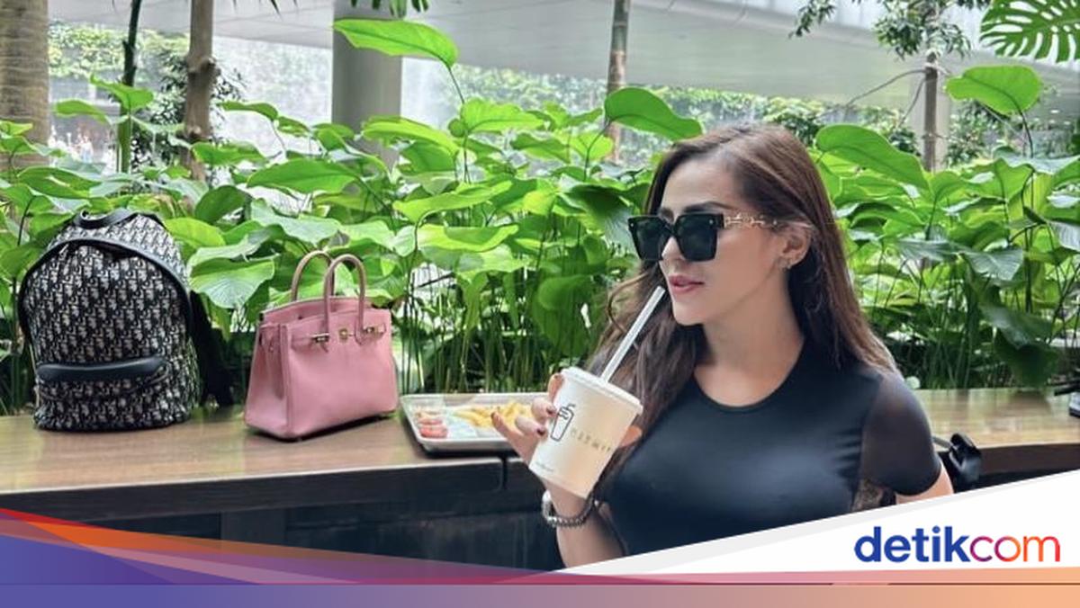 Selebgram Safa Marwah berikan klarifikasi disebut dekat dengan Ridwan Kamil. Klarifikasi itu disampaikan di media sosial miliknya.