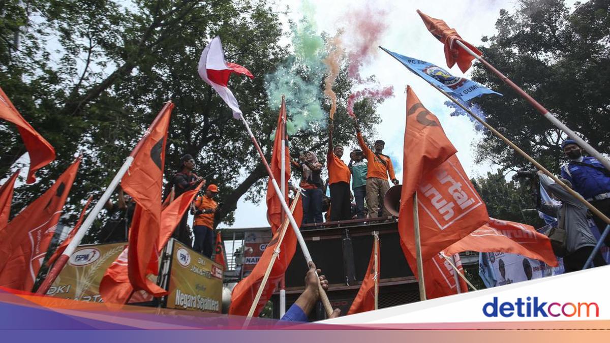 Potret Aksi Buruh Kawal Sidang Putusan JC Omnibus Law Ciptaker