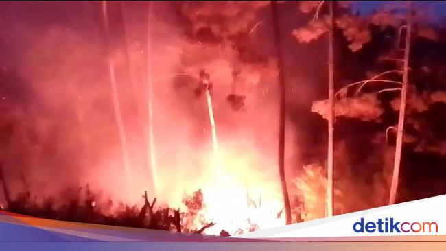 Perjuangan Warga Berjibaku Padamkan Api Membara di Gunung Manglayang