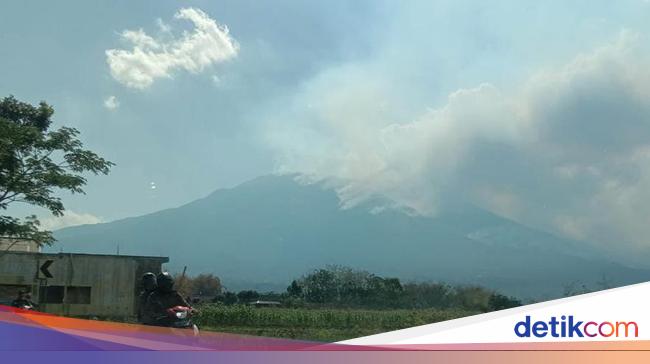 Api Berkobar Kebakaran Terus Meluas, Api Berkobar di 3 Puncak Gunung Lawu