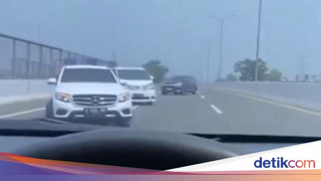 Luxury Cars Going Against the Flow on Jakarta’s Desari Toll Road