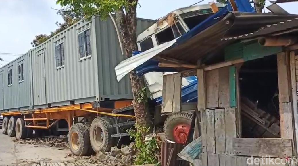 Diduga Rem Blong, Truk Kontainer Tabrak Rumah Warga Hingga 1 Tewas