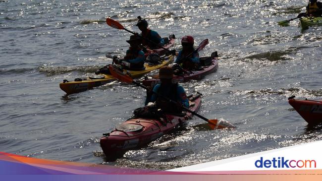 Wisatawan berkeliling Pulau Papan menggunakan kayak