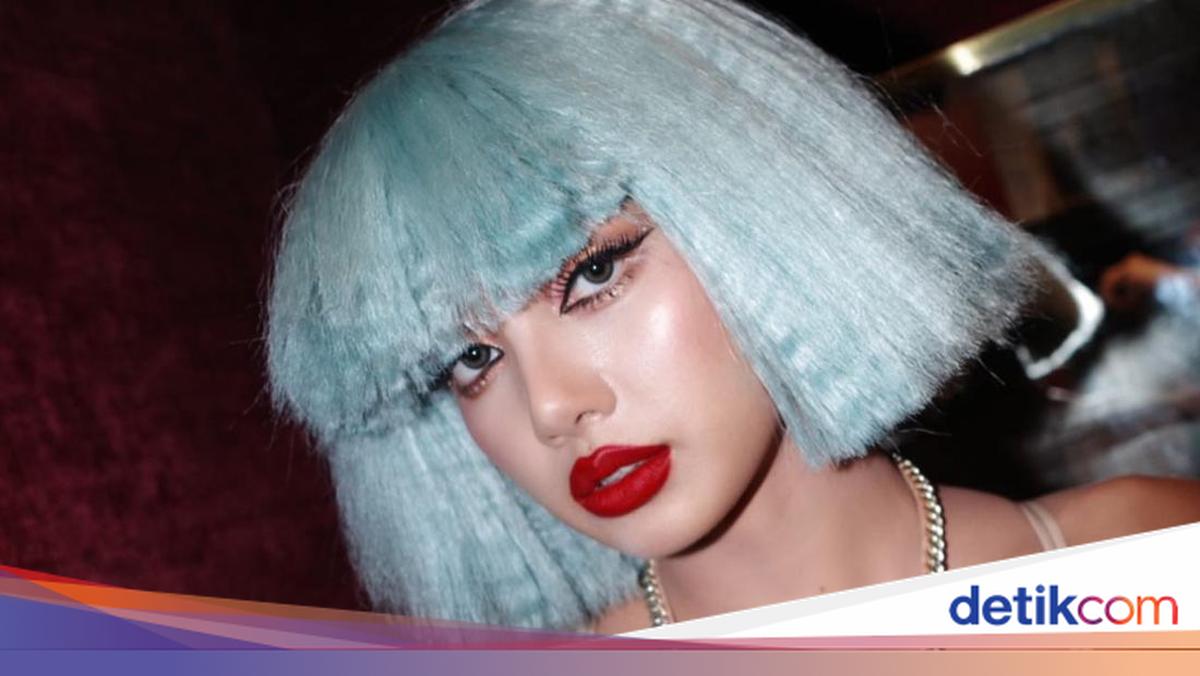 7 Gaya Lisa BLACKPINK di Balik Panggung Sebelum Tampil Jadi Penari Seksi