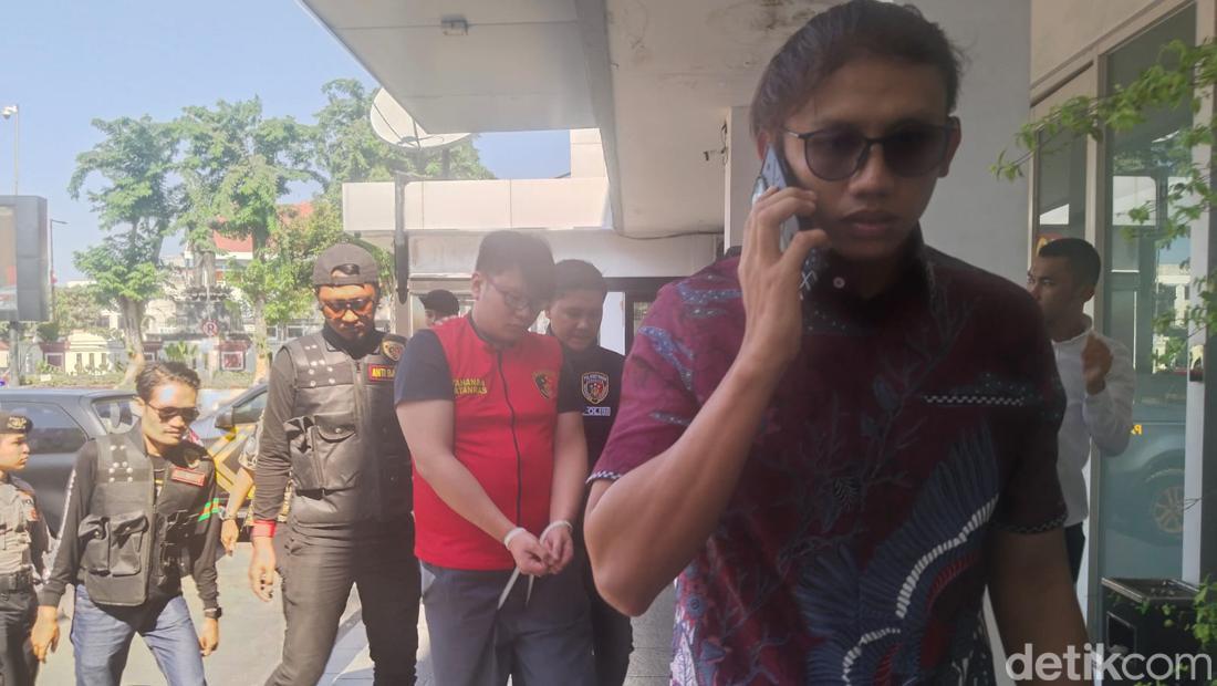 Penampakan Ronald Tannur Anak Anggota DPR RI Pakai Rompi Tahanan