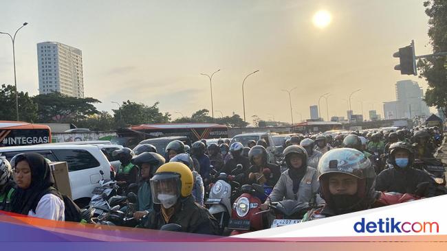 Cerita Warga 1 Jam Terjebak Macet di Terminal Kampung Rambutan Jaktim