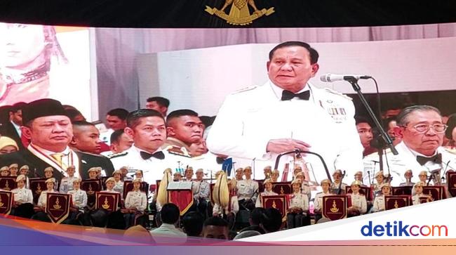 Minister of Defense Prabowo Subianto Honors Retired Military Officers at TNI Anniversary Gala Dinner