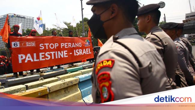 1.994 Aparat Gabungan Siaga Amankan Aksi Bela Palestina di Kedubes AS