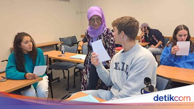 The story of Watie, an Unnes lecturer who teaches American students to speak Indonesian