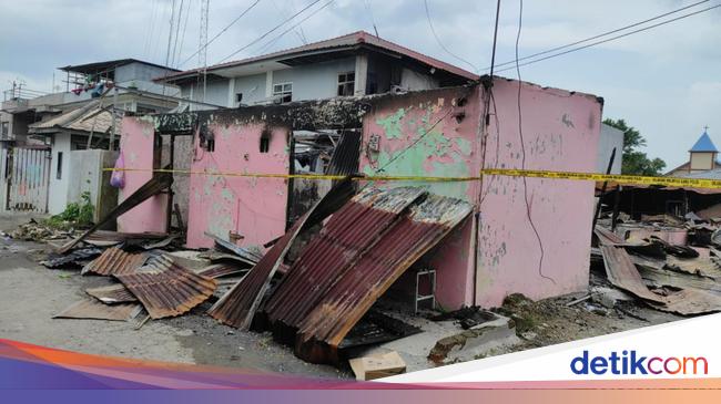 Warga Medan berkumpul di sekitar lokasi kejadian