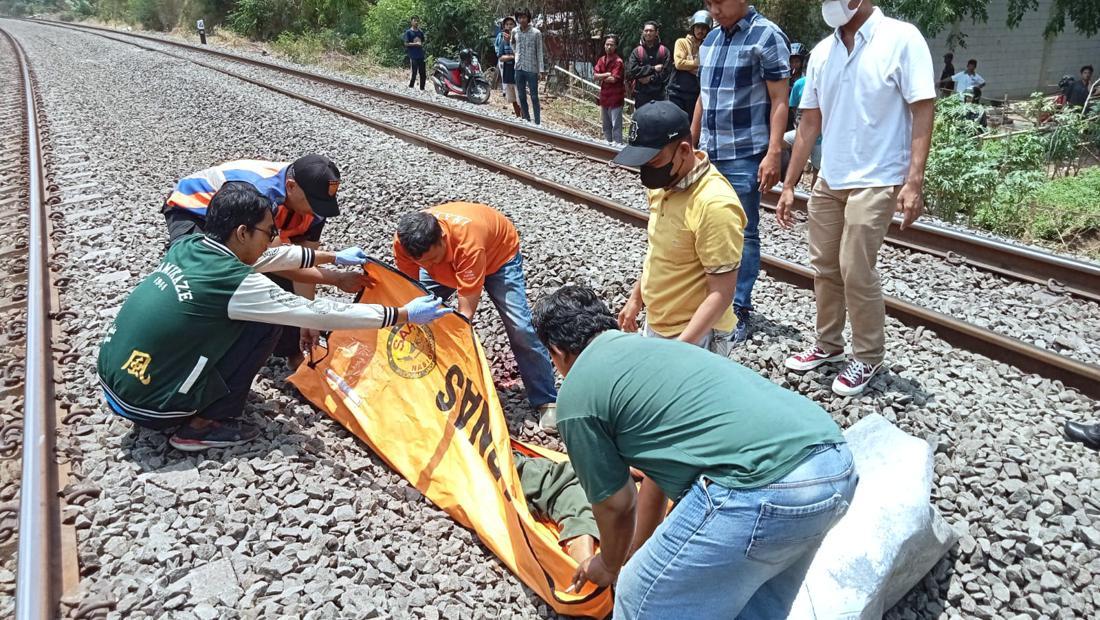 Pria Tanpa Identitas Tewas Tertabrak Kereta Api Di Karawang