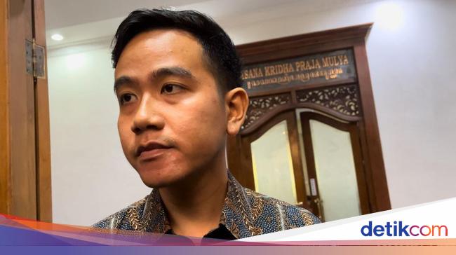 Ajudan Gibran Rakabuming Raka dalam konferensi pers di Jakarta