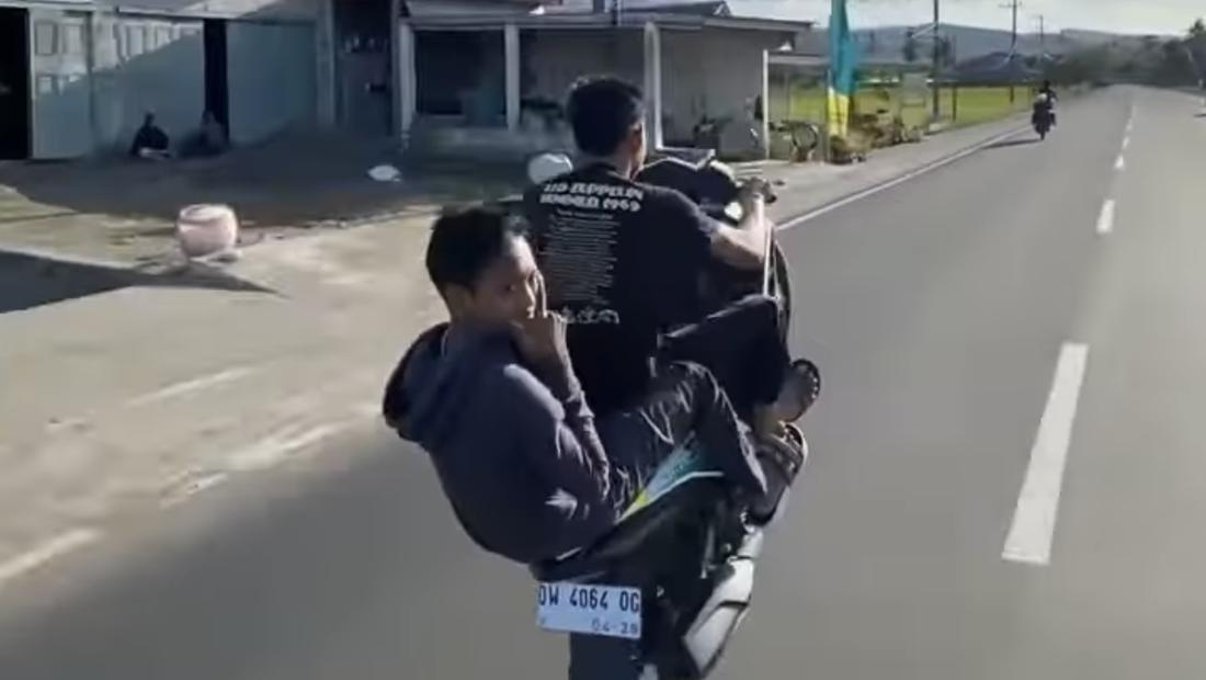Pengemudi Becak Motor Atraksi Freestyle di Depan Aparat Pengamanan Kapolri: Antara Sensasi Viral dan Pelanggaran Lalu Lintas yang Serius