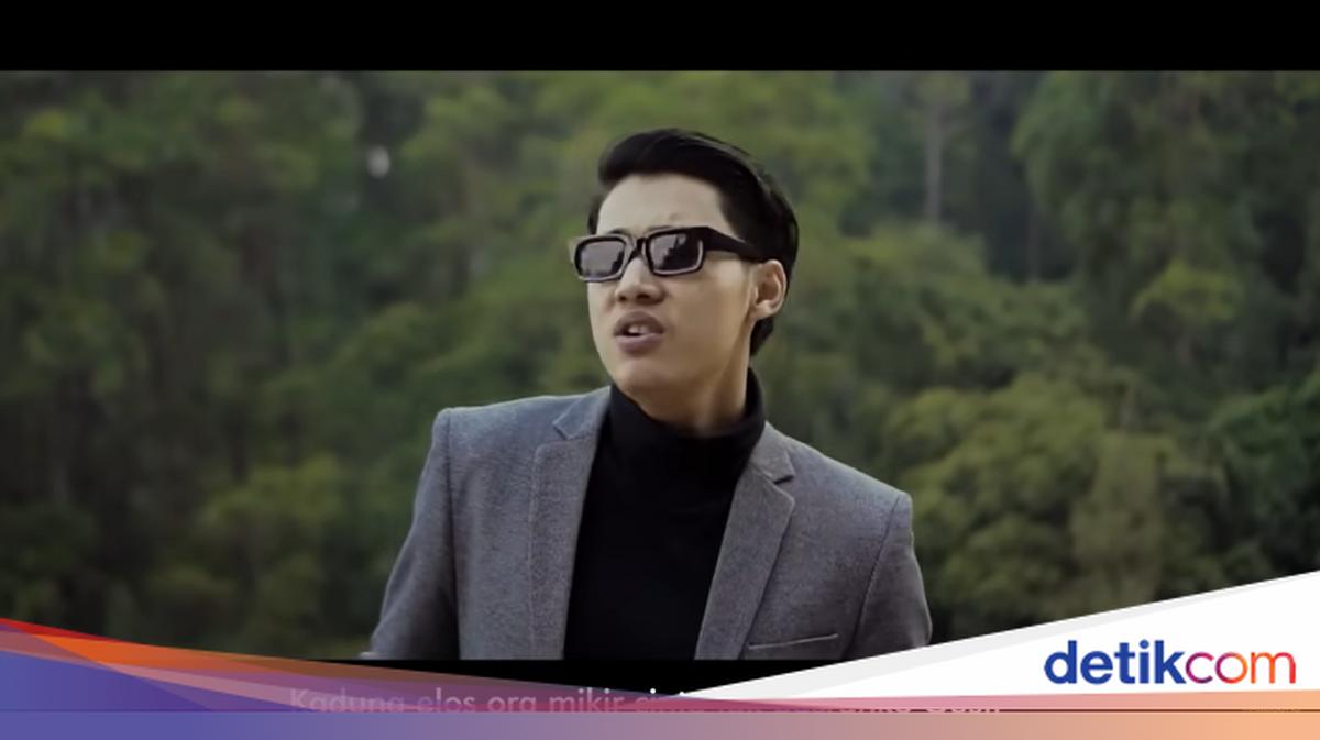 Bir qin ichida ikki xoroz yaqindan