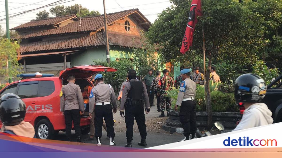 Inafis Bawa Koper Biru-Bungkusan Plastik dari Rumah di Patangpuluhan Jogja