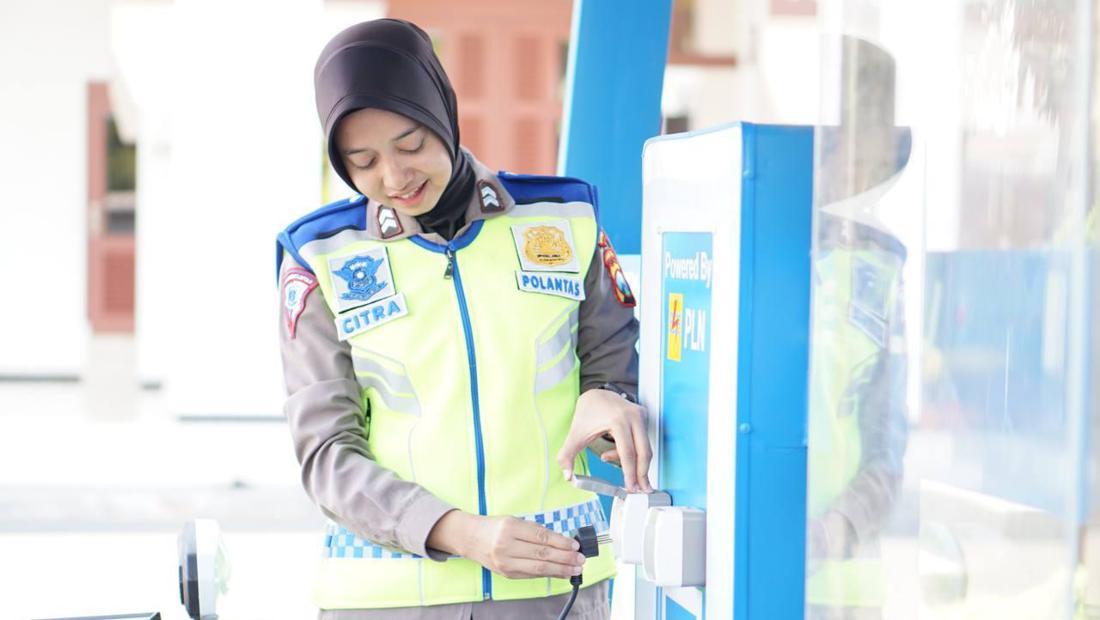 Pemilik Kendaraan Listrik Kini Bisa Cas Gratis Di Polrestabes Surabaya